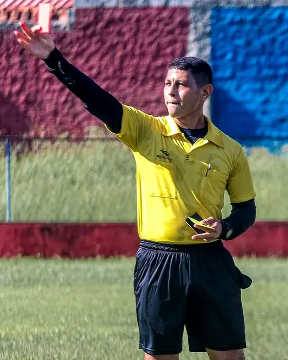 Marco Borges Jr. apresentando o cartão em campo